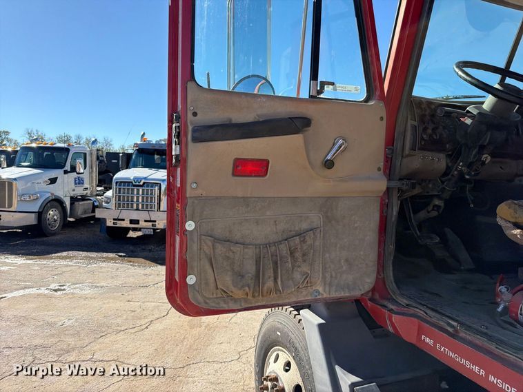 image for item EO8792 2001 Mack CH613 semi truck
