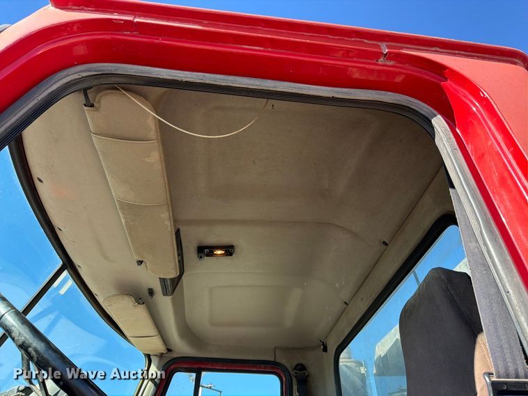 image for item EO8792 2001 Mack CH613 semi truck