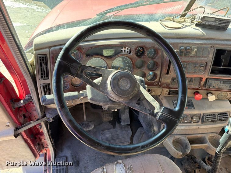 image for item EO8792 2001 Mack CH613 semi truck