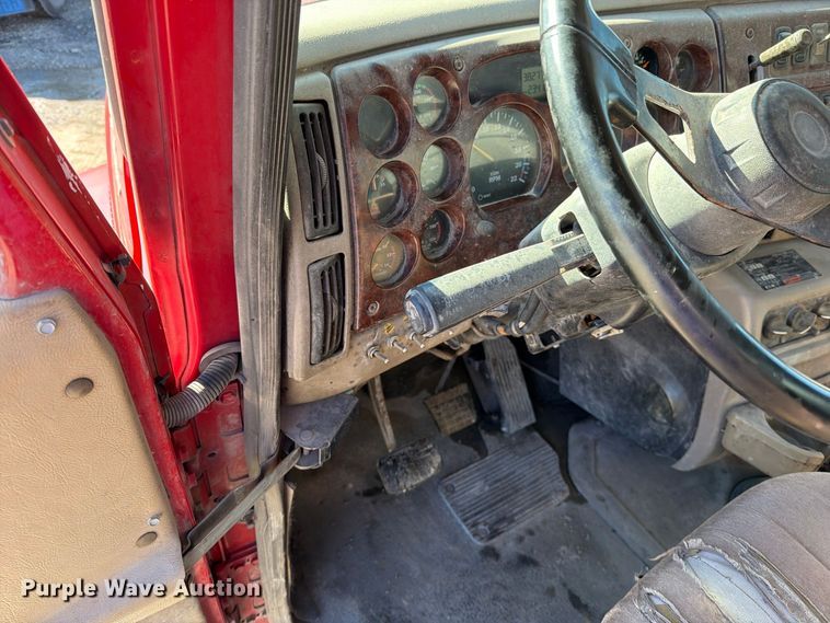 image for item EO8792 2001 Mack CH613 semi truck