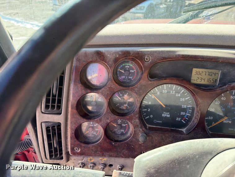 image for item EO8792 2001 Mack CH613 semi truck