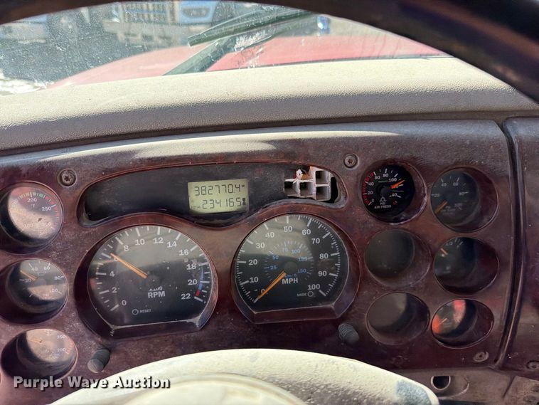 image for item EO8792 2001 Mack CH613 semi truck