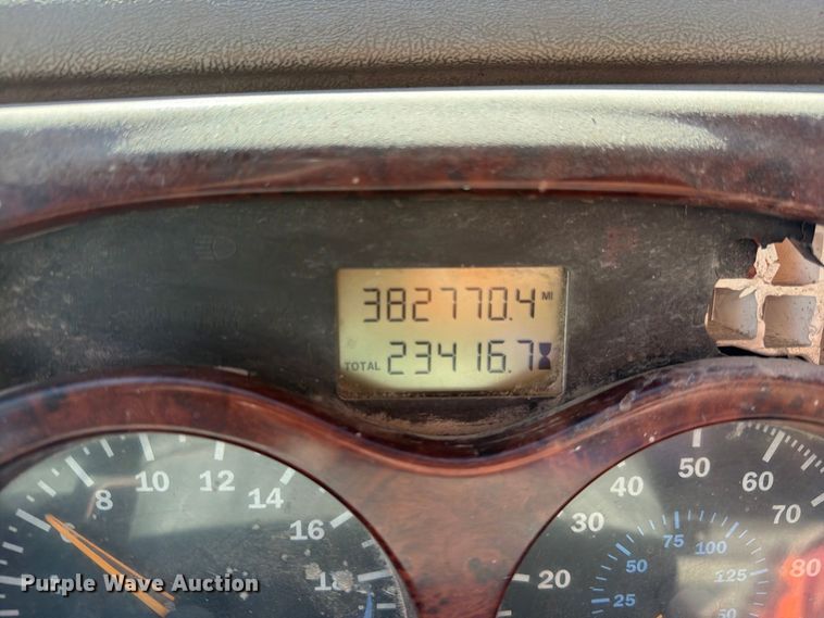 image for item EO8792 2001 Mack CH613 semi truck