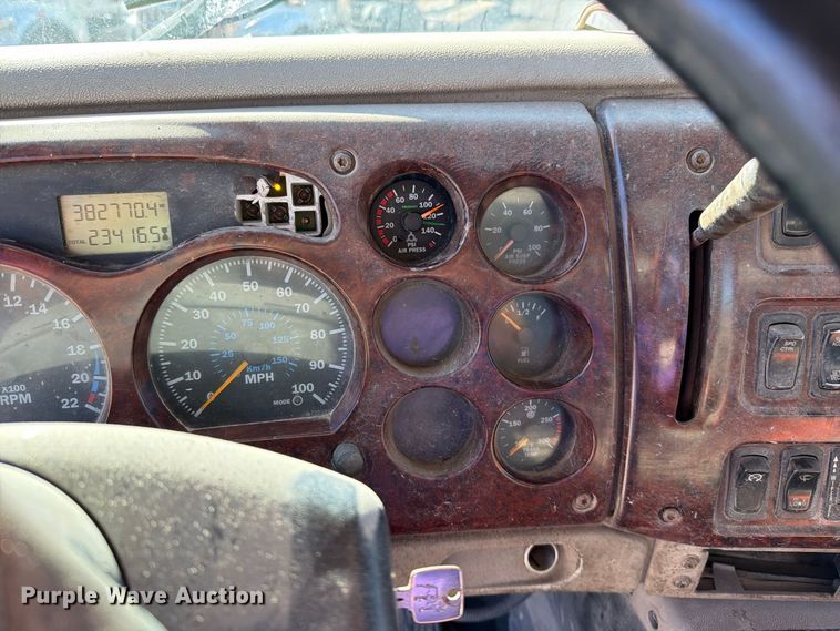 image for item EO8792 2001 Mack CH613 semi truck