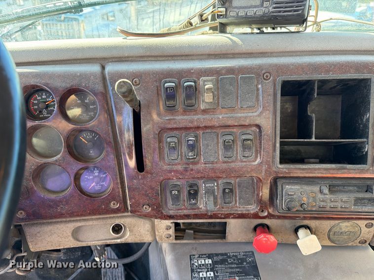 image for item EO8792 2001 Mack CH613 semi truck