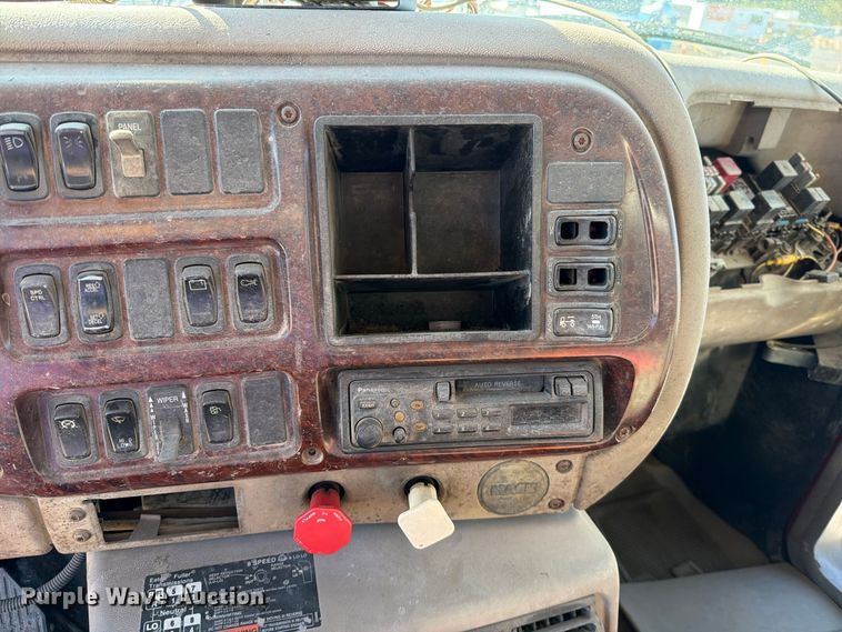 image for item EO8792 2001 Mack CH613 semi truck