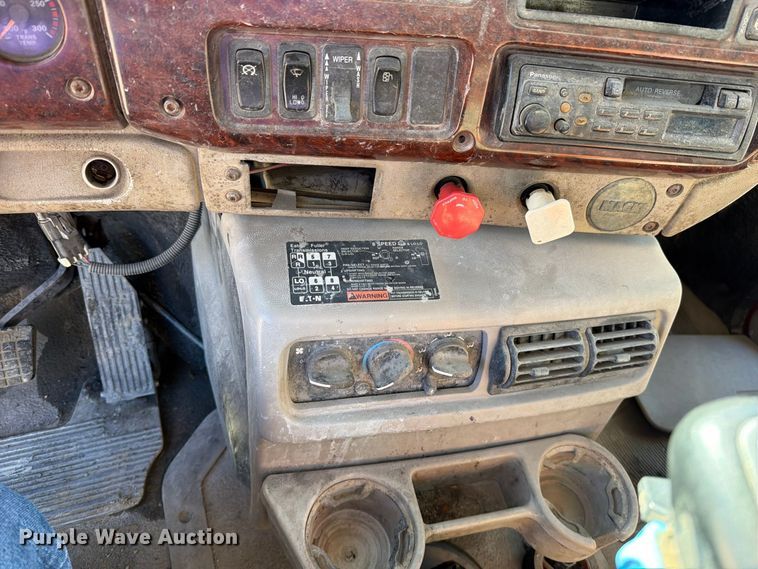 image for item EO8792 2001 Mack CH613 semi truck