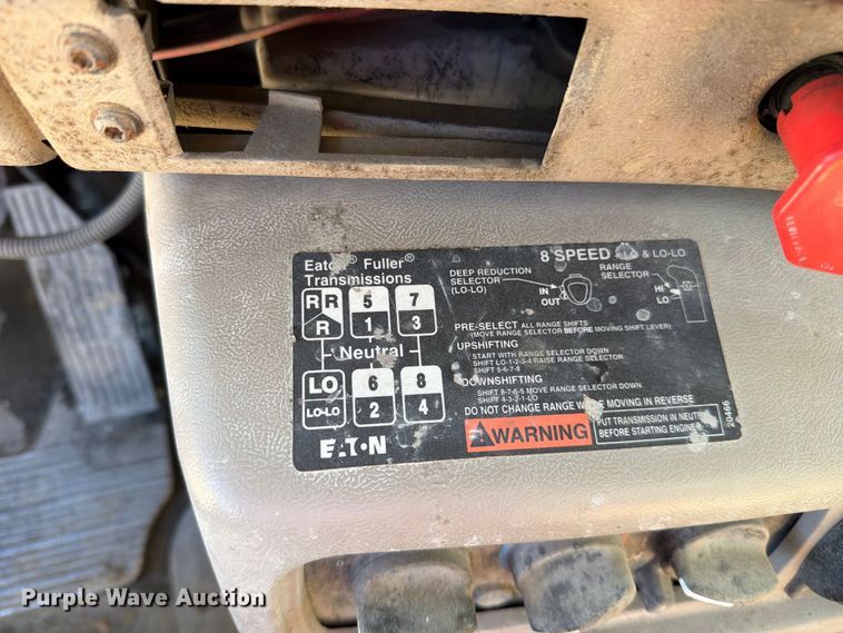 image for item EO8792 2001 Mack CH613 semi truck