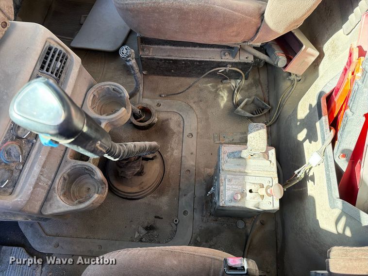 image for item EO8792 2001 Mack CH613 semi truck