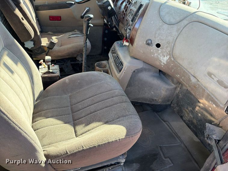 image for item EO8792 2001 Mack CH613 semi truck