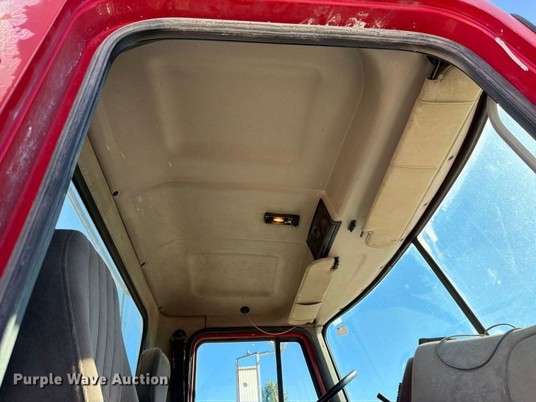 image for item EO8792 2001 Mack CH613 semi truck