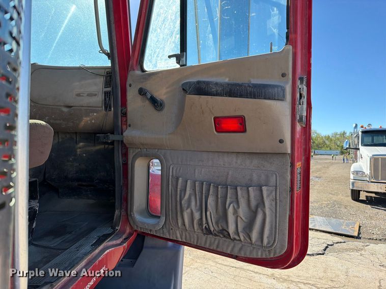 image for item EO8792 2001 Mack CH613 semi truck