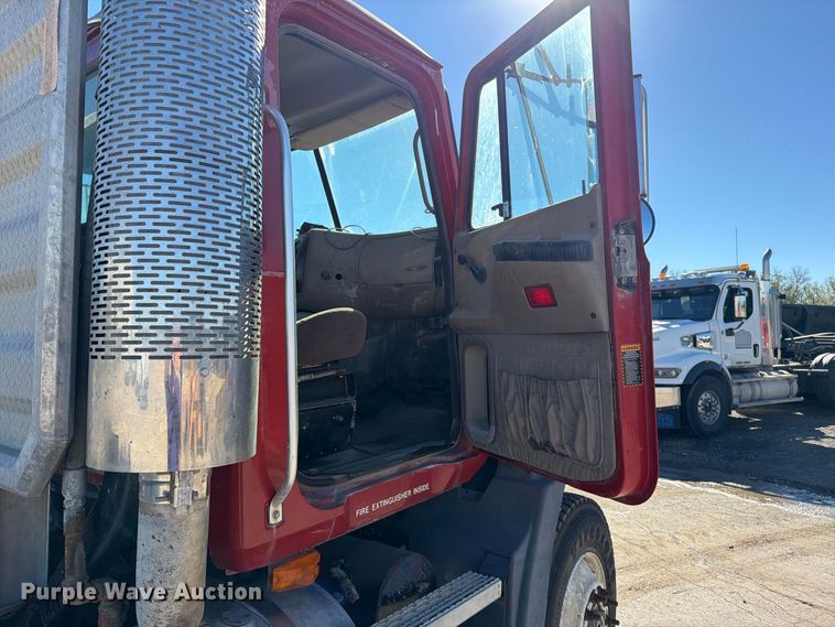 image for item EO8792 2001 Mack CH613 semi truck