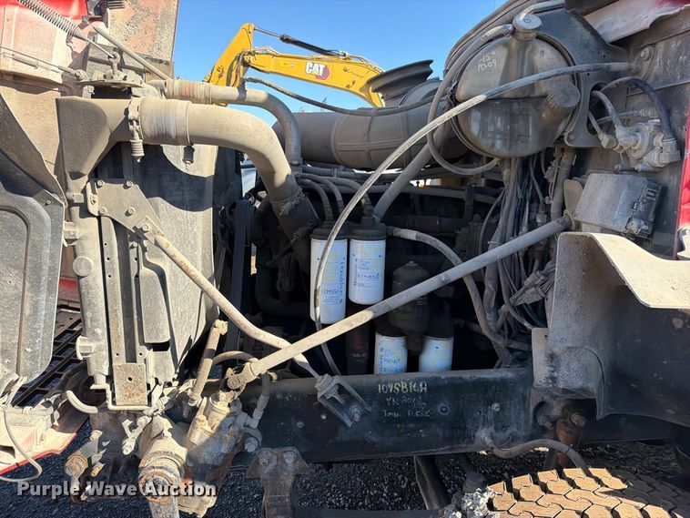 image for item EO8792 2001 Mack CH613 semi truck