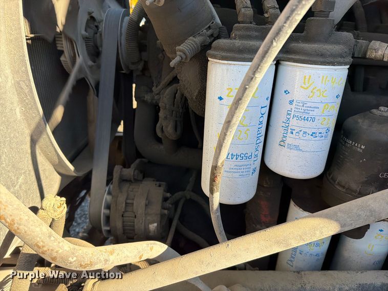 image for item EO8792 2001 Mack CH613 semi truck