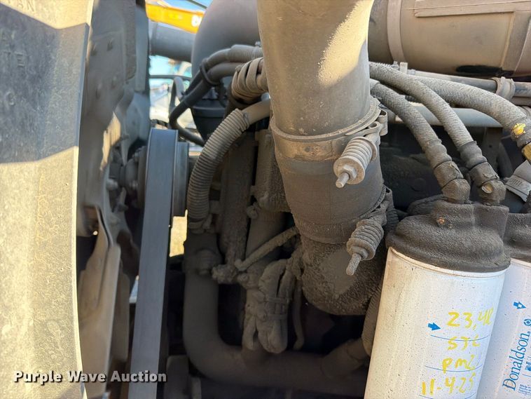image for item EO8792 2001 Mack CH613 semi truck