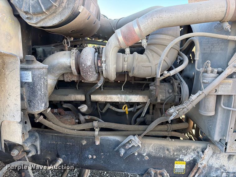 image for item EO8792 2001 Mack CH613 semi truck