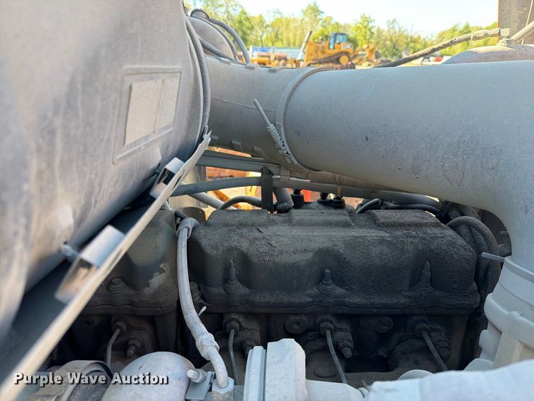 image for item EO8792 2001 Mack CH613 semi truck