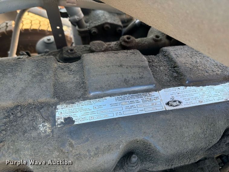 image for item EO8792 2001 Mack CH613 semi truck