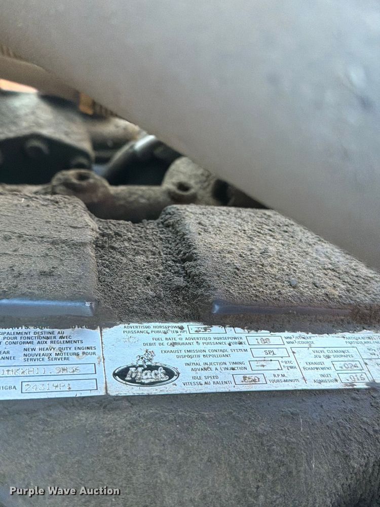 image for item EO8792 2001 Mack CH613 semi truck