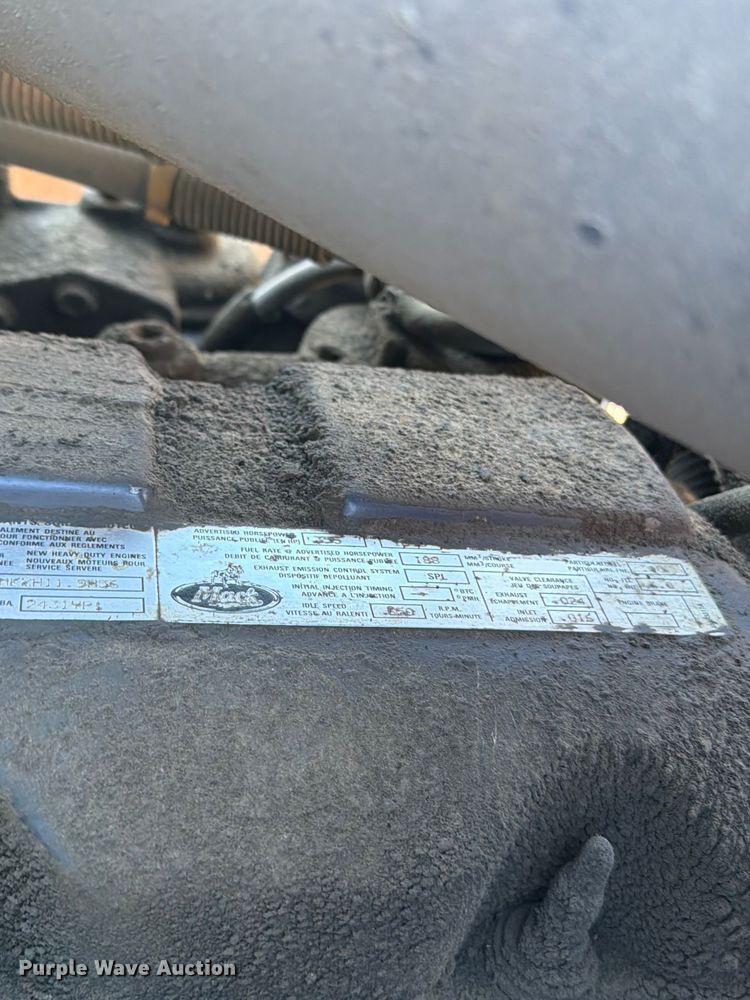 image for item EO8792 2001 Mack CH613 semi truck