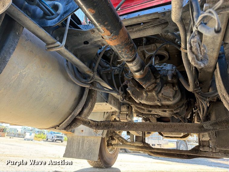 image for item EO8792 2001 Mack CH613 semi truck