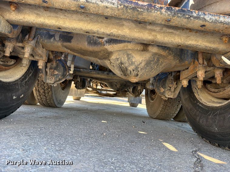 image for item EO8792 2001 Mack CH613 semi truck