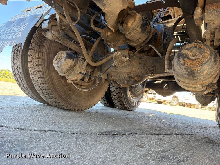image for item EO8792 2001 Mack CH613 semi truck