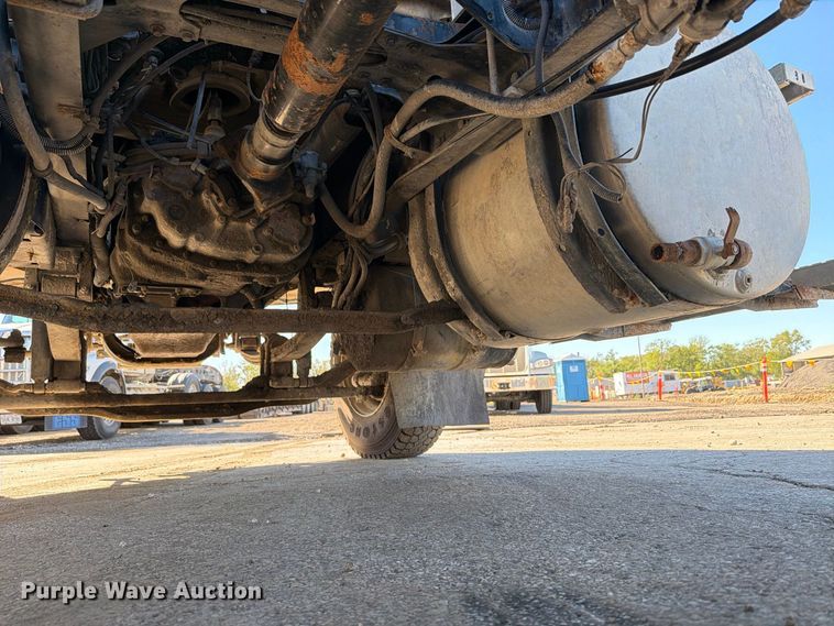 image for item EO8792 2001 Mack CH613 semi truck