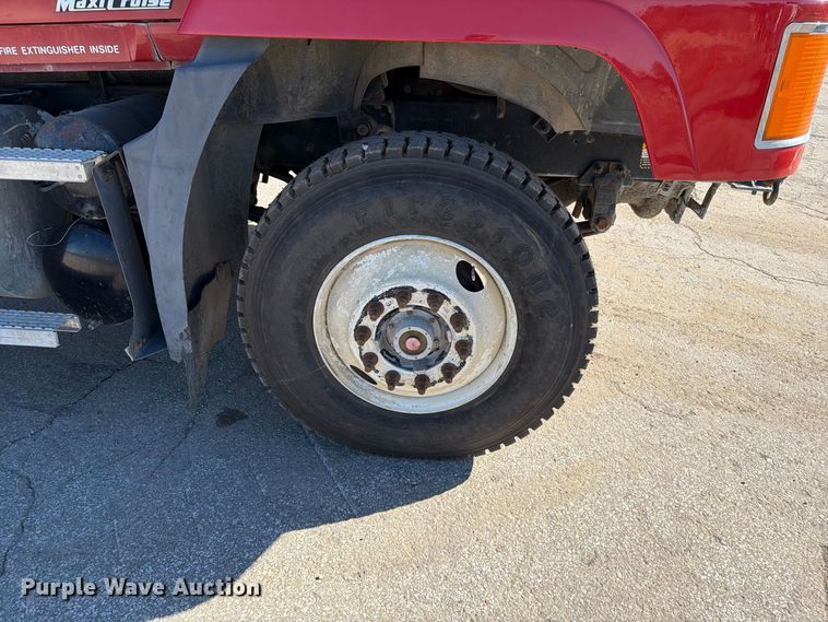 image for item EO8792 2001 Mack CH613 semi truck