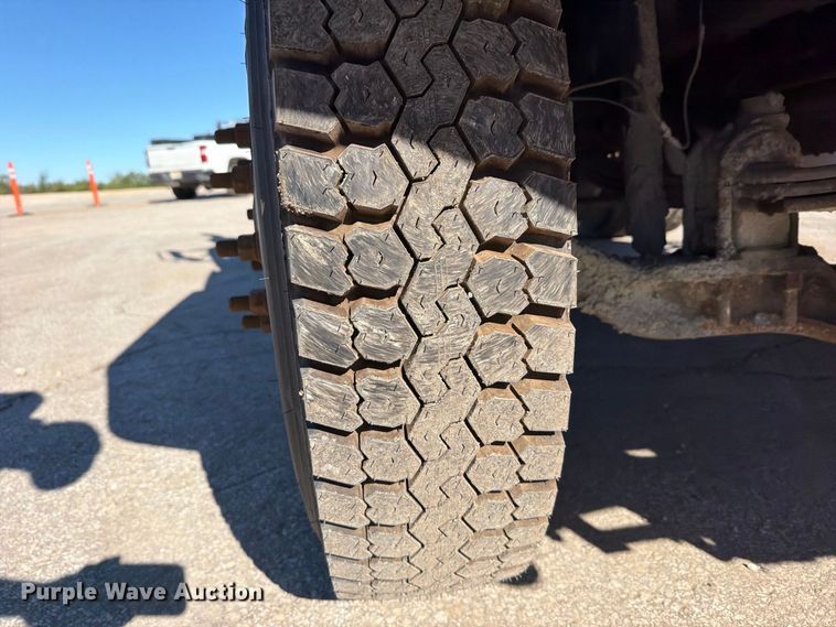 image for item EO8792 2001 Mack CH613 semi truck