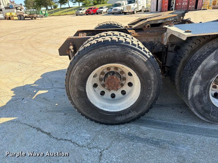 image for item EO8792 2001 Mack CH613 semi truck