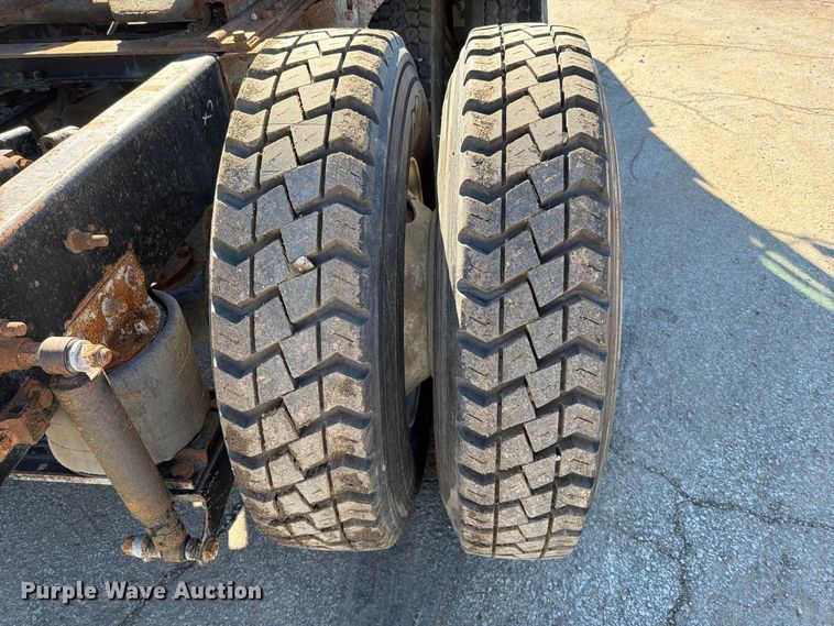 image for item EO8792 2001 Mack CH613 semi truck