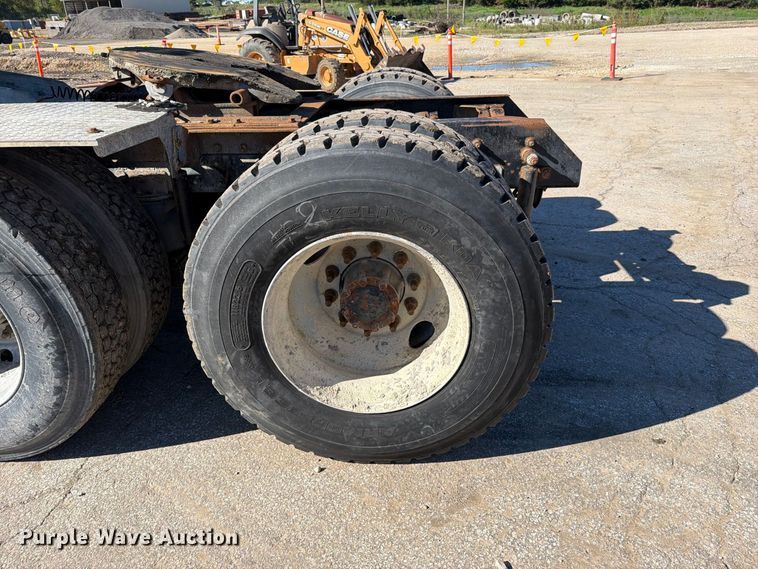 image for item EO8792 2001 Mack CH613 semi truck