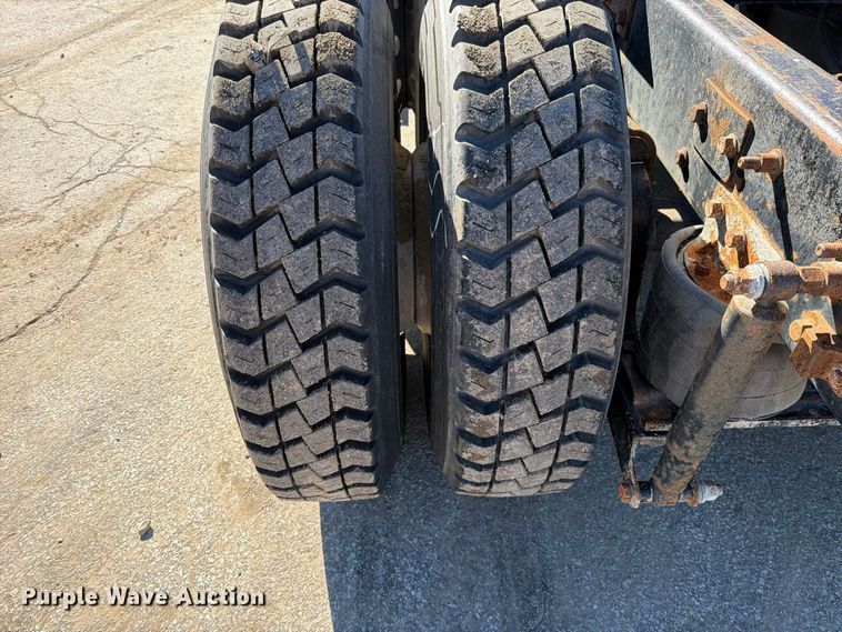 image for item EO8792 2001 Mack CH613 semi truck