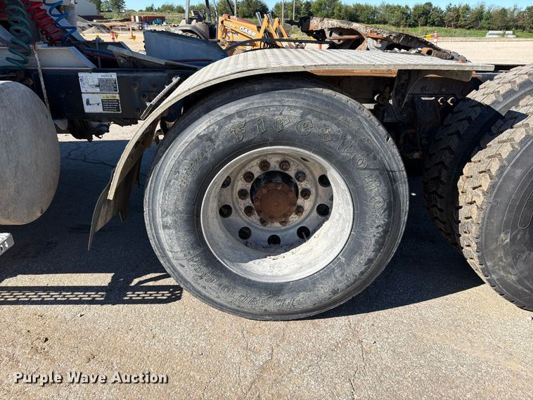 image for item EO8792 2001 Mack CH613 semi truck