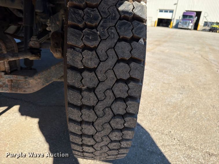 image for item EO8792 2001 Mack CH613 semi truck