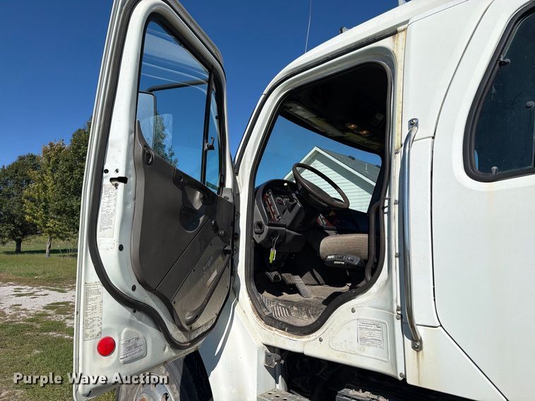 image for item EO8796 2009 Freightliner Business Class M2 Crew Cab rollback truck