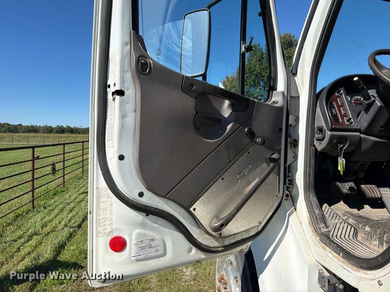 image for item EO8796 2009 Freightliner Business Class M2 Crew Cab rollback truck