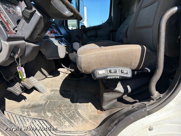 image for item EO8796 2009 Freightliner Business Class M2 Crew Cab rollback truck