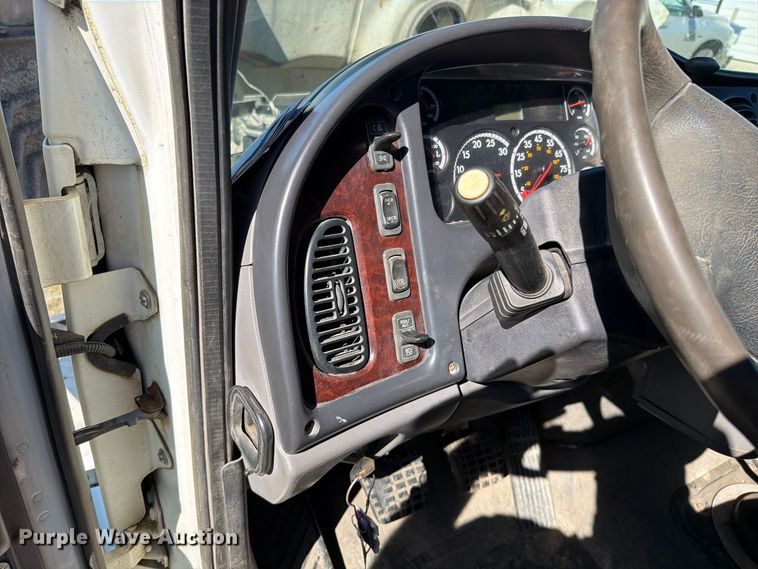 image for item EO8796 2009 Freightliner Business Class M2 Crew Cab rollback truck