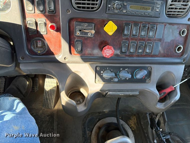 image for item EO8796 2009 Freightliner Business Class M2 Crew Cab rollback truck
