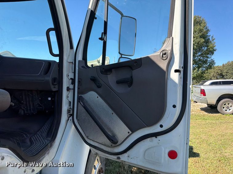 image for item EO8796 2009 Freightliner Business Class M2 Crew Cab rollback truck