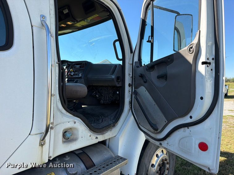 image for item EO8796 2009 Freightliner Business Class M2 Crew Cab rollback truck