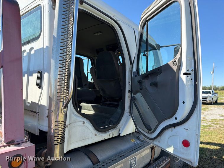 image for item EO8796 2009 Freightliner Business Class M2 Crew Cab rollback truck