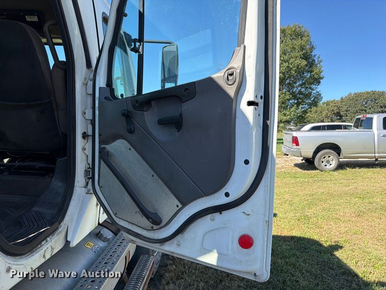 image for item EO8796 2009 Freightliner Business Class M2 Crew Cab rollback truck