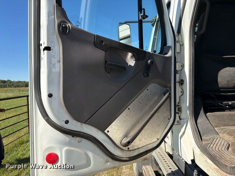 image for item EO8796 2009 Freightliner Business Class M2 Crew Cab rollback truck