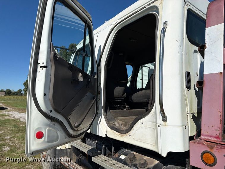 image for item EO8796 2009 Freightliner Business Class M2 Crew Cab rollback truck