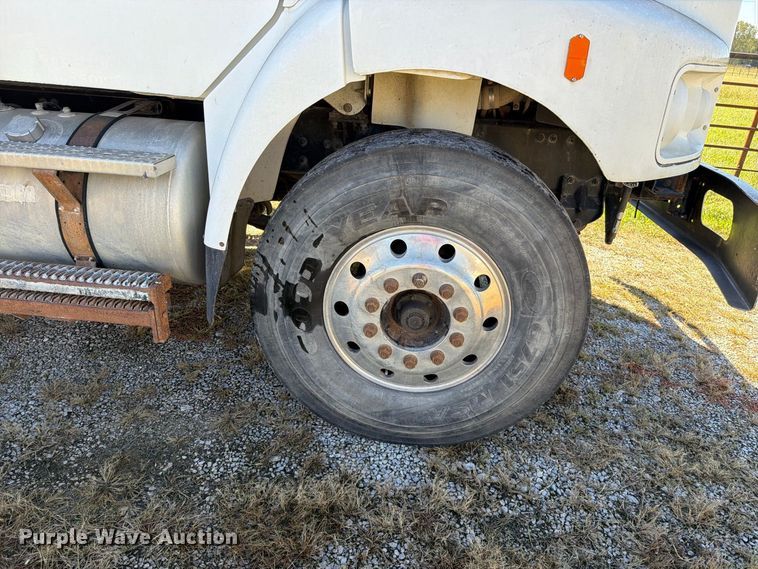 image for item EO8796 2009 Freightliner Business Class M2 Crew Cab rollback truck