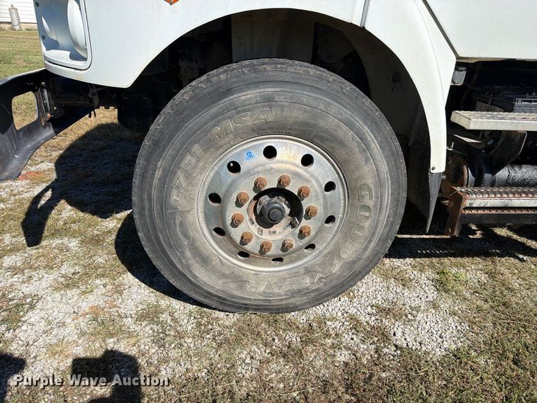 image for item EO8796 2009 Freightliner Business Class M2 Crew Cab rollback truck